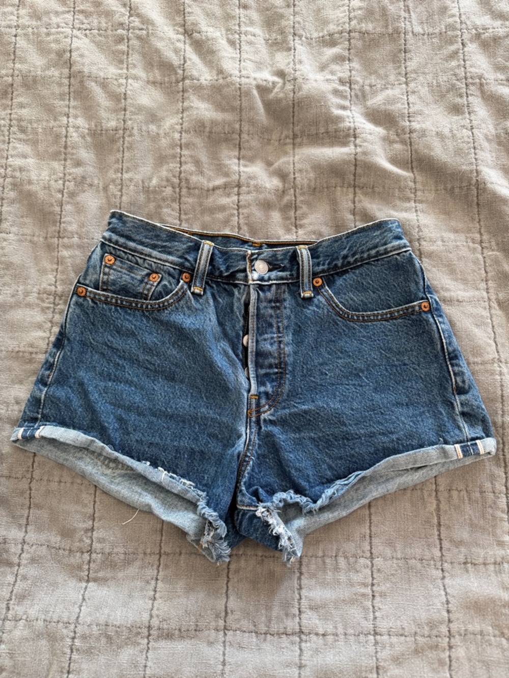 Levi's Classic Dark Blue Rolled Hem Denim Shorts size 26
